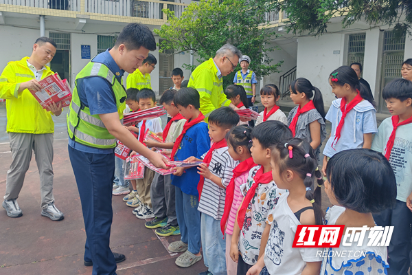 开展安全宣传“进学校”“进乡村”活动_副本.jpg