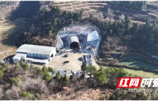 重点工程：铜吉铁路两座隧道同日贯通