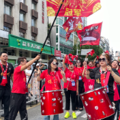 湘BA冠军株洲队巡游 球迷现场为球队欢呼呐喊