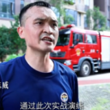 打响安全生产人民战争：县消防救援局开展高层小区消防救援演练活动