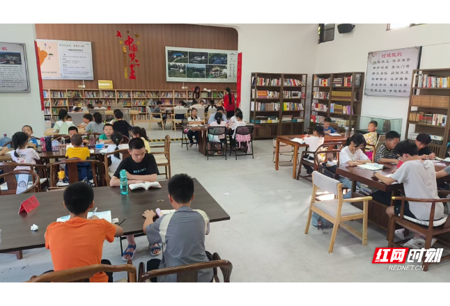 农家书屋变身暑期托管阵地 汨罗序贤村孩童乐享书香假期