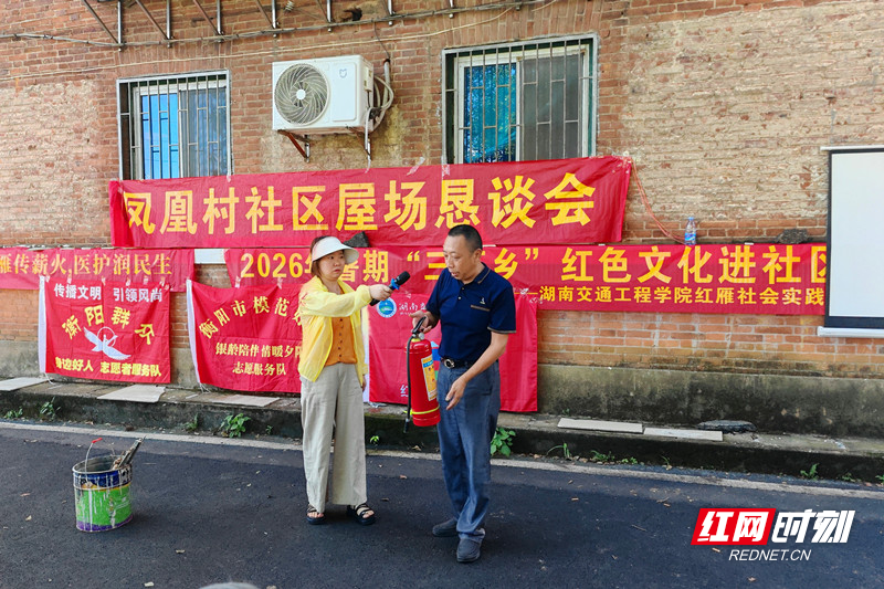 社区工作人员讲授消防安全知识.jpg.jpg