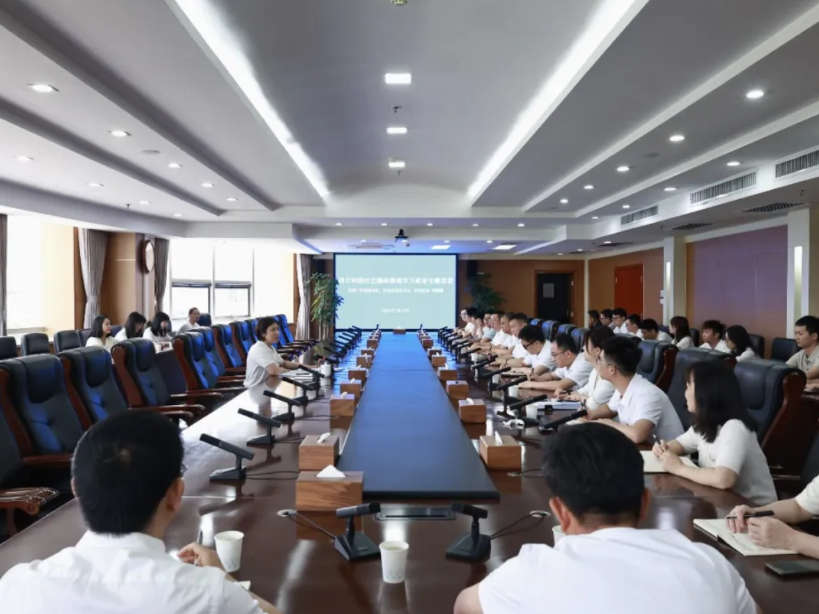 胡珊珊讲授树立和践行正确政绩观学习教育专题党课