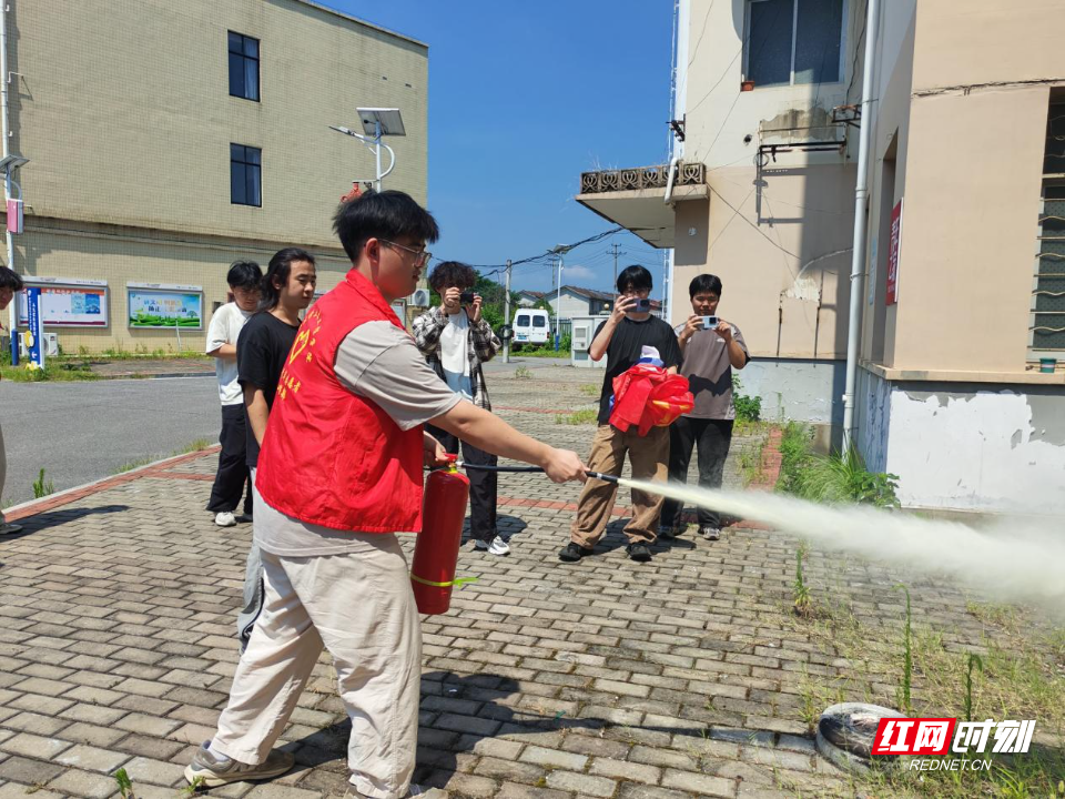 消防演练.jpg 消防演练.jpg