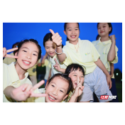 组图丨这群孩子粉粉的笑容,印在了夏日的蓝色里