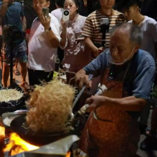“炒粉爷爷”的碎步是腰痛逼出来的,“衡中医”送上护腰攻略