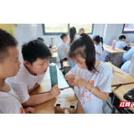 暑假“三下乡”|南华学子深入乡村小学开展VR科普与DIY活动