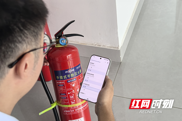 工作人员对照平台内的信息核对设备“健康”程度_副本_副本.jpg 工作人员对照平台内的信息核对设备“健康”程度_副本_副本.jpg