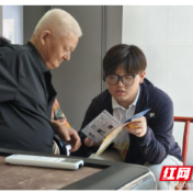 手牵银发,青年学子让银发群体乐享数字书香