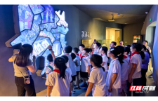 “小匠人”走进湖南非遗展示体验基地 巧手制作掐丝釉彩书签