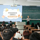 做青春路上暖心摆渡人 以师者微光照亮学子前路