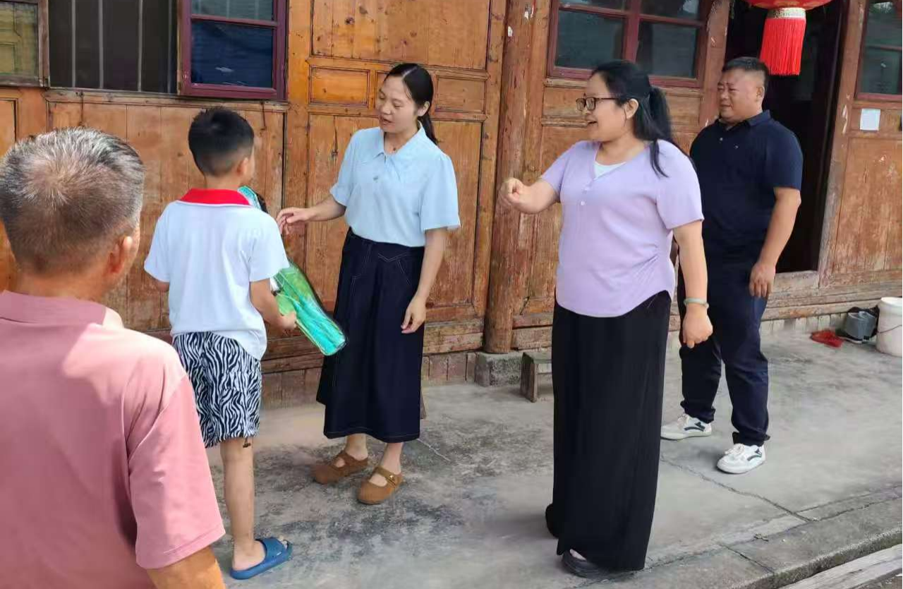 托口镇妇联走访慰问困境儿童 用爱守护成长之路