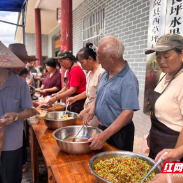 炎陵县鹿原镇:齐聚党群服务中心,守护老人“舌尖上的温暖”