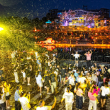 白天凿冰打水仗夜晚看“雪”赏铁花 靖港古镇夜游狂欢季启幕