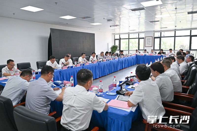 7月17日,市委副书记、市长陈博彰调研长沙学院并召开高等教育职业教育赋能产业发展工作座谈会。长沙晚报全媒体记者 王志伟 摄 7月17日,市委副书记、市长陈博彰调研长沙学院并召开高等教育职业教育赋能产业发展工作座谈会。长沙晚报全媒体记者 王志伟 摄