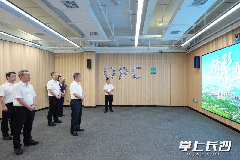 陈竞调研大泽湖海归小镇研发中心。均为长沙晚报全媒体记者 郭雨滴 摄 陈竞调研大泽湖海归小镇研发中心。均为长沙晚报全媒体记者 郭雨滴 摄
