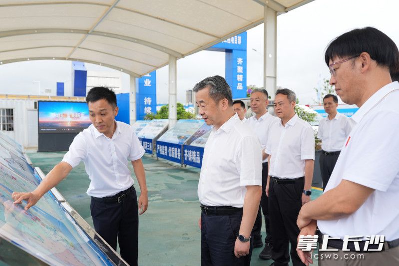陈竞调研湘江长沙至城陵矶一级航道建设工程。 陈竞调研湘江长沙至城陵矶一级航道建设工程。