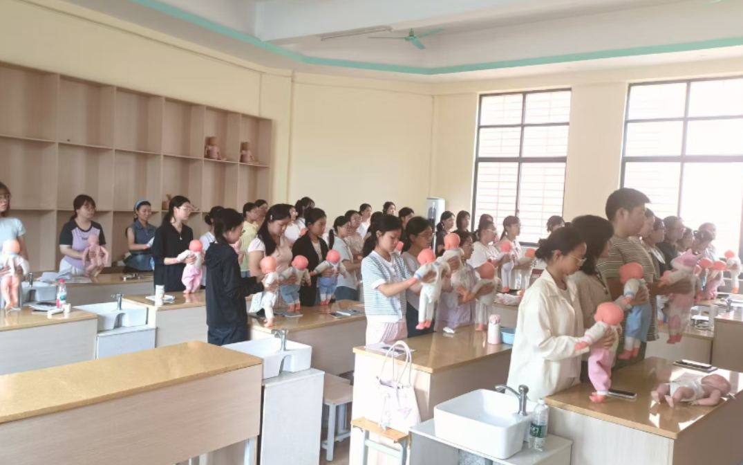 湘南学院组织离校暂未就业毕业生参加中级育婴师培训班