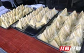 铺就产业增收“快车道” 保靖县流动供销让复兴包谷粑直供机关食堂 