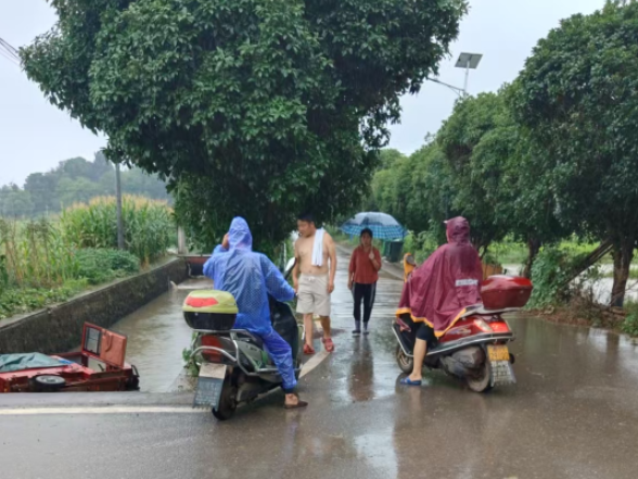 祁阳：三名村干部勇救落水父女