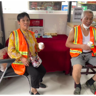 工行衡阳祁东中心市场支行开展夏日送清凉便民服务活动