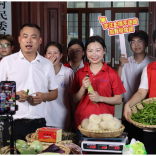 南华学子携手村支书直播乡土好物