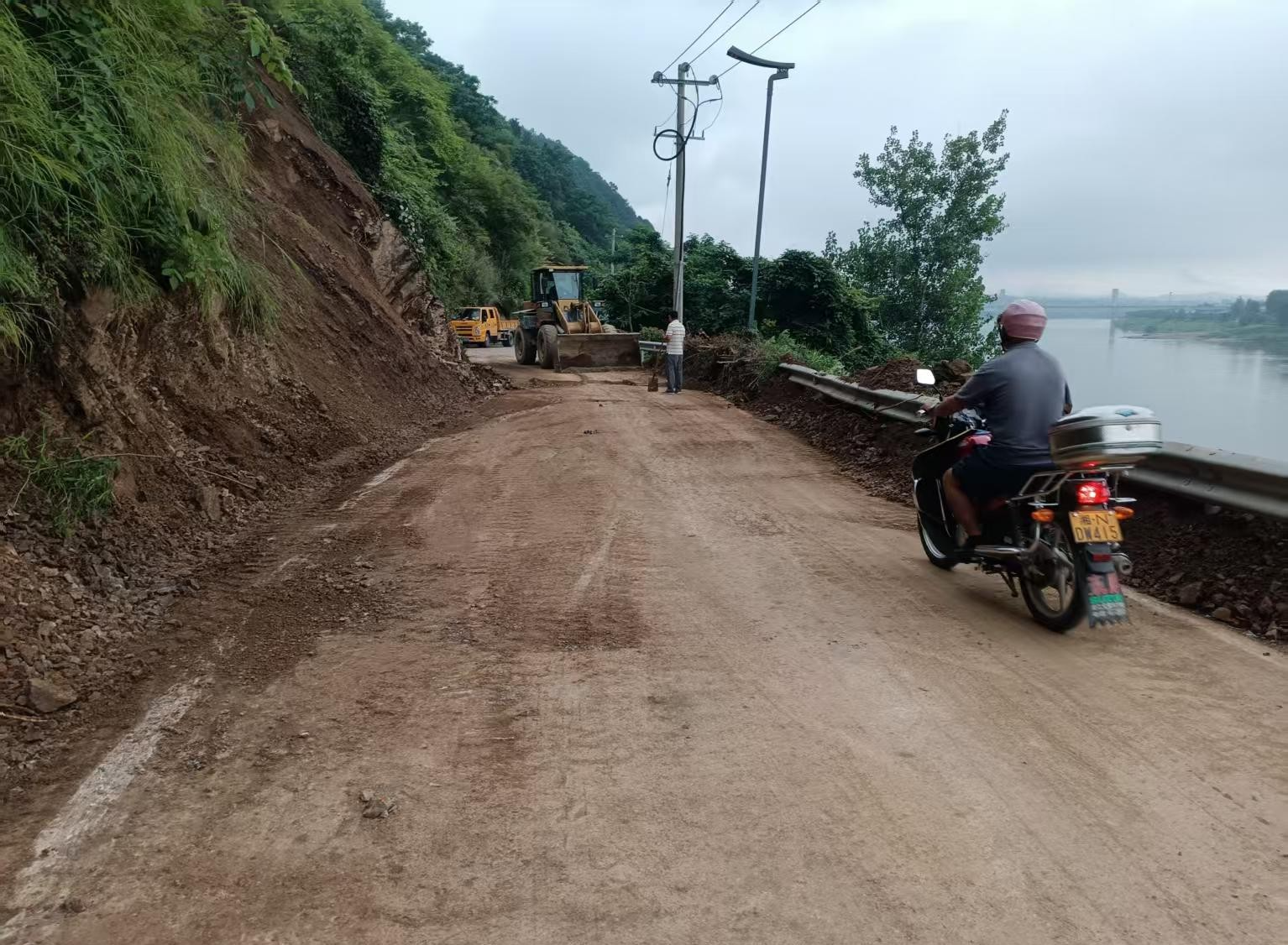 尽职为民  市公路建设养护中心连夜奋战8小时疏通道路