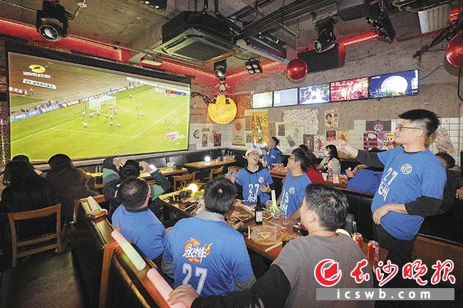 2025年，长沙市商务局联动全城各大核心商圈、特色夜市、文旅地标，打造亮点满满的“湘超第二现场观赛专区”。记者在东茅街茶馆、火宫殿等处看到，球迷们在烟火气里看湘超，氛围十足。 长沙晚报全媒体记者 黄启晴 摄（资料图片）