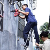 临武县：高温下的“夫妻档”