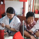 永兴县：医学院下乡义诊 健康送到老人床前