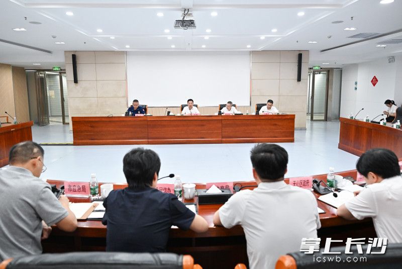 现场调度会。 均为长沙晚报全媒体记者 王志伟 摄