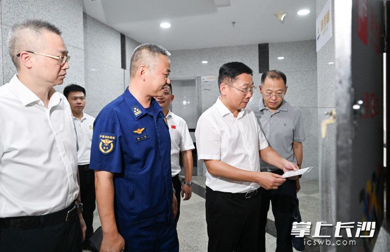 7月24日，市委副书记、市长陈博彰在贺龙体育场检查调度“湘超”联赛开幕式暨揭幕战安全保障工作。