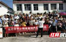 中国联通花垣县分公司“客户日”进社区：提速降费惠民生 安全上网护暑期