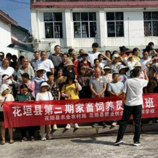 中国联通花垣县分公司“客户日”进社区：提速降费惠民生 安全上网护暑期