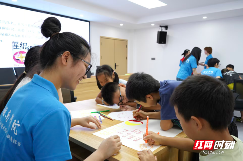 红网报道 青春“三下乡” 双队同心践医心 湘南学院临床学子走进社区办实事