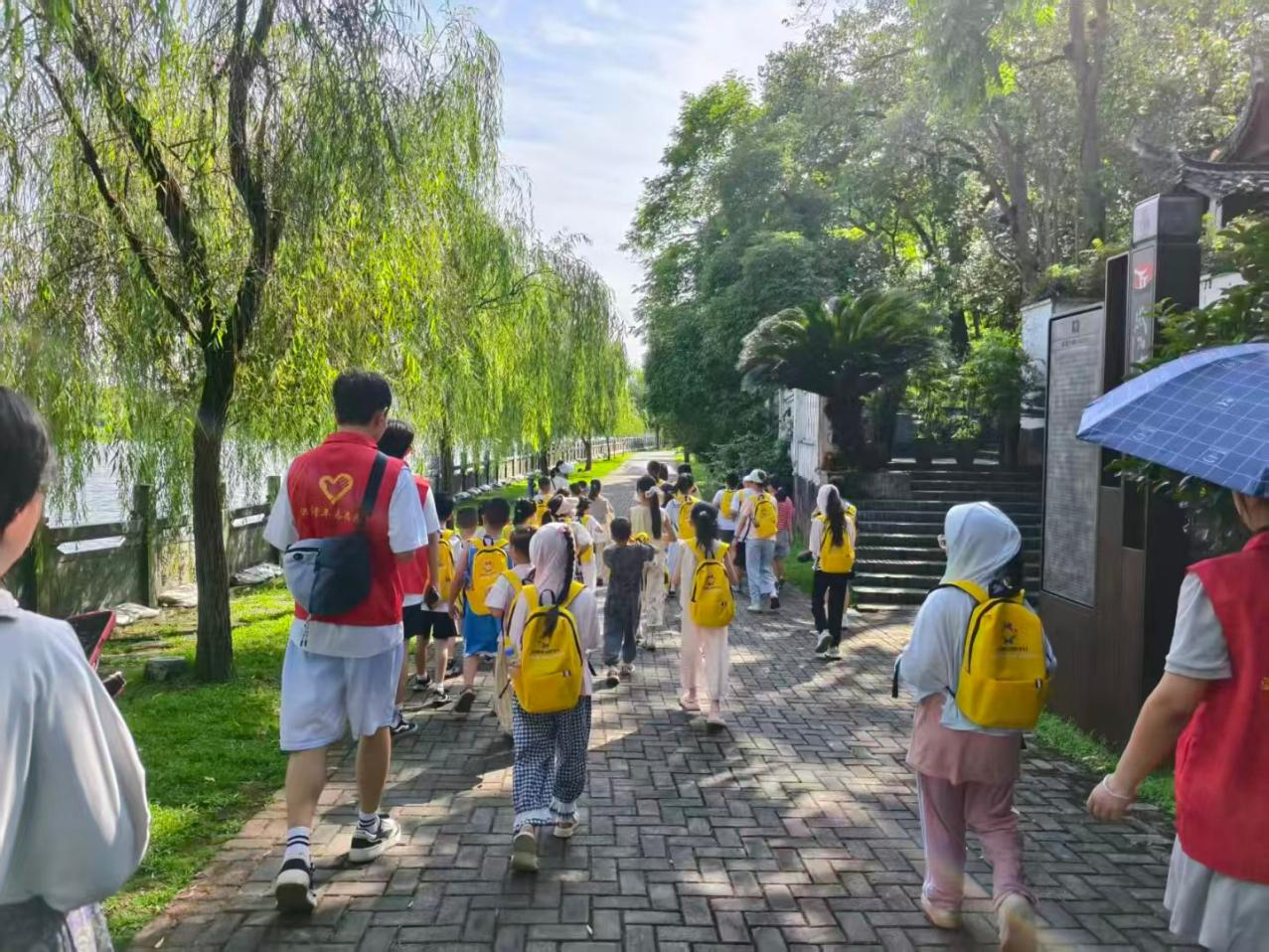 一束青春火炬，代代少年初心
         ——返家乡大学生开展爱心托管班红色美育课堂