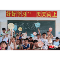 执漆扇绘山野，折绣球藏美好——湖财学子送非遗下乡点亮慈利少年盛夏时光
