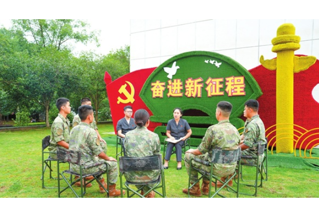 怀化鹤城：为官兵送上“法治大礼包”