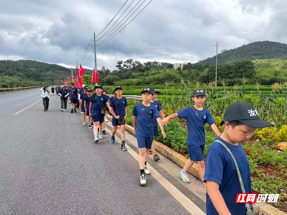 红色徒步砺少年 缅怀先烈传薪火