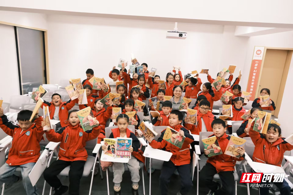 朱老师给孩子们进行”读好书·写好字·讲好故事“阅读分享公益课堂。 朱老师给孩子们进行”读好书·写好字·讲好故事“阅读分享公益课堂。