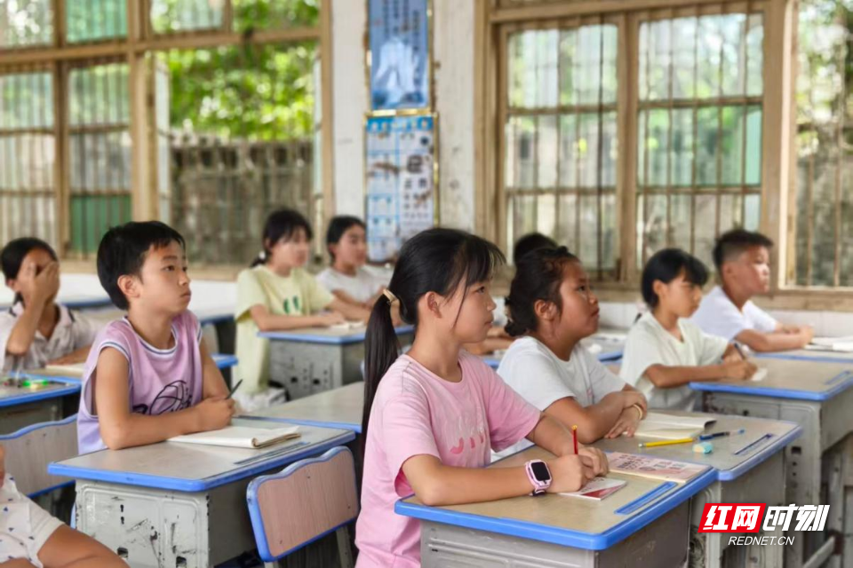 学生认真聆听网络安全知识.jpg