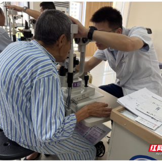七旬老人重度驼背无法平卧,衡阳爱尔完成特殊体位白内障手术