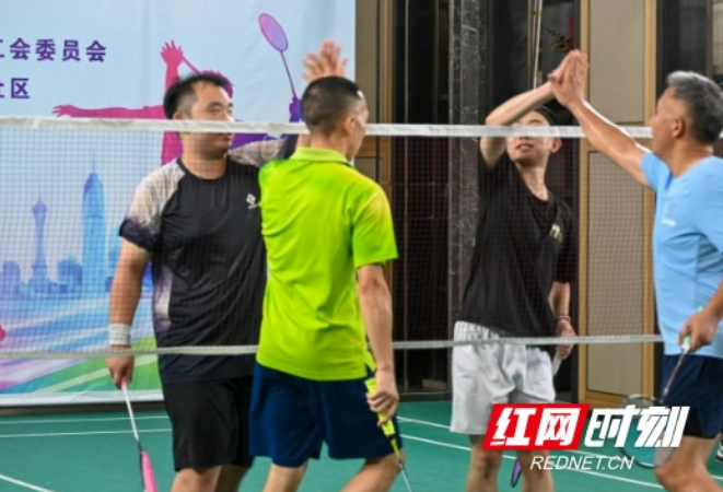 轻羽飞扬，第二届“龙虎杯”羽毛球赛圆满收拍