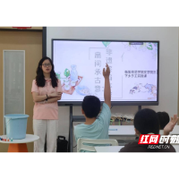 衡阳师范学院实践团走进新化 把非遗漂漆制扇技艺搬进暑期托管课堂