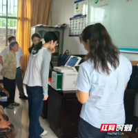 便民服务送到家门口!永兴县铁炉村为百名老人集中更换第三代社保卡