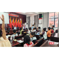 衡阳师院文学院志愿者在西河镇种下一堂“活”的语文课