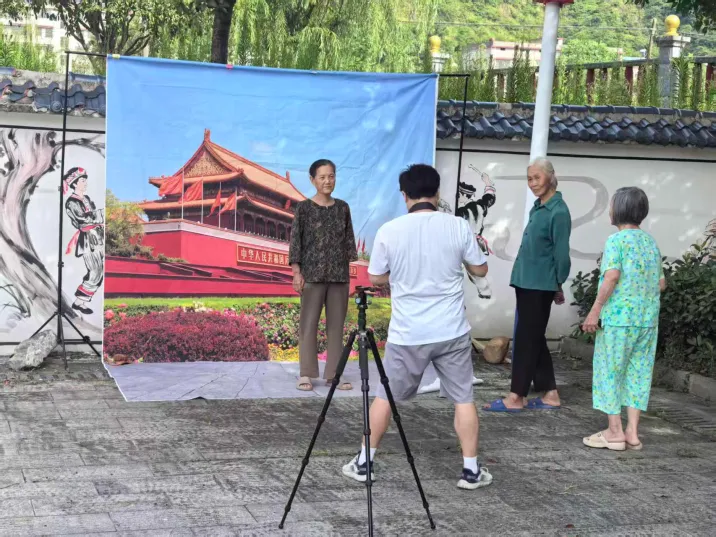 资兴市茶坪瑶族村：“朝夕同辉”暖瑶寨·光影传情映初心