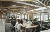书香伴盛夏 邻里共成长——月亮岛社区民族图书室暑期变身暖心自习空间