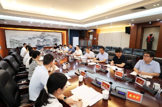 何朝晖：以正确政绩观引领“三服务”工作提质增效