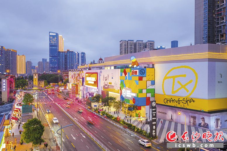 今年以来,长沙消费暖意涌动,TX长沙年轻力中心等新消费场景落地,为消费者提供了更多时尚选择。长沙晚报全媒体记者 邹麟 摄